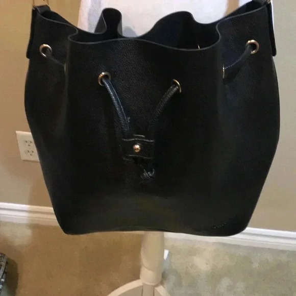 NWT Black Faux Leather Drawstring Bucket Shoulder Bag with wristlet. - Picture 8 of 12